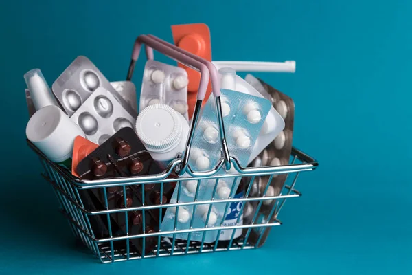 Precios Los Productos Cesta Compra Con Medicamentos Sobre Fondo Azul —  Fotos de Stock