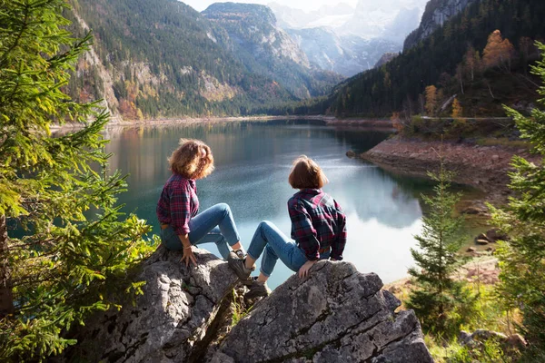 Viaje Montaña Dos Niñas Felices Fondo Lago Montaña Montañas Fondo —  Fotos de Stock