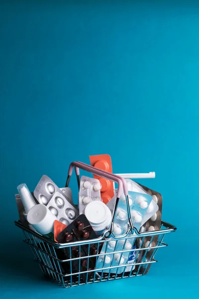 Kék Hátterű Gyógyszerekkel Ellátott Fogyasztói Kosaras Termékek Vásárlásának Árai — Stock Fotó