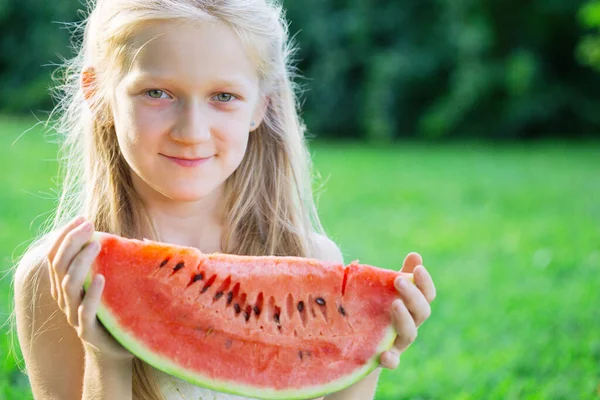 Verão Feliz Bela Menina Loira Comendo Melancia Uma Lei Verde — Fotografia de Stock