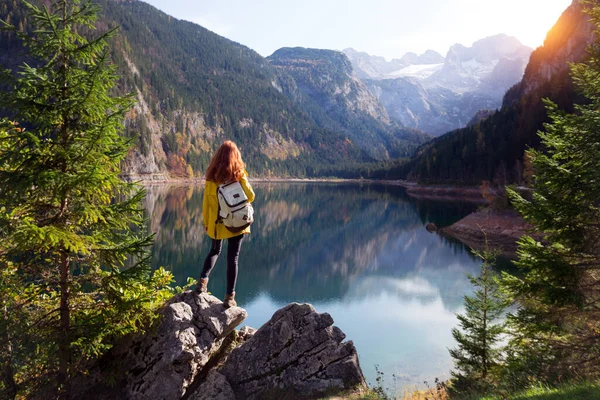 マウンテントリップだ 山の湖や山を背景に幸せな女の子が — ストック写真