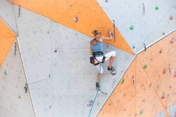 Bouldering Chica Subiendo Por Wal — Foto de Stock