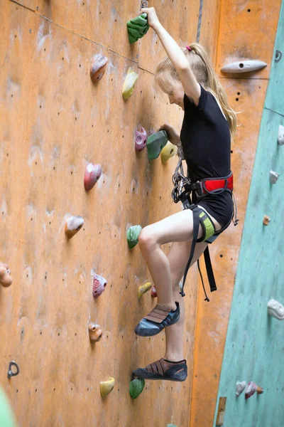 Άθλημα Bouldering Κοριτσάκι Ανεβαίνοντας Wal — Φωτογραφία Αρχείου