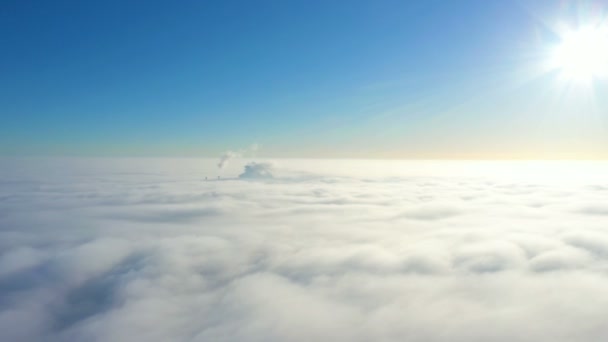 Stralende Zon Heldere Blauwe Lucht Tijdens Het Vliegen Boven Bewolkte — Stockvideo