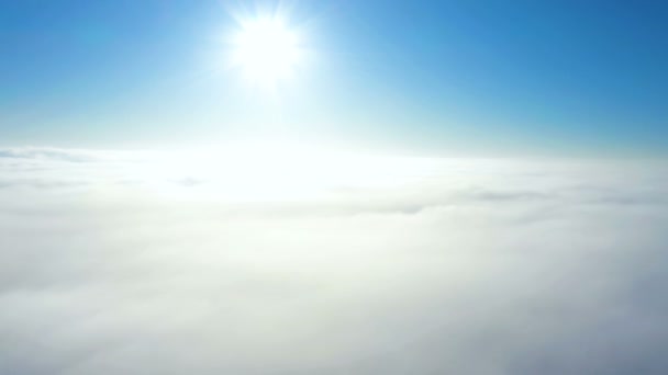 Stralende Zon Heldere Blauwe Lucht Tijdens Het Vliegen Boven Bewolkte — Stockvideo