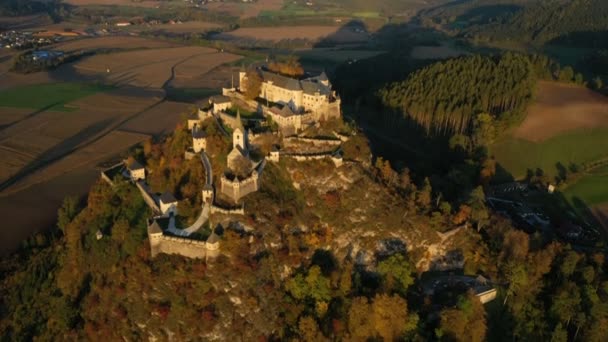 Carinthia Austria 10月 2019 よく知られている中世の城の空中ビュー丘の上にHochosterwitz — ストック動画
