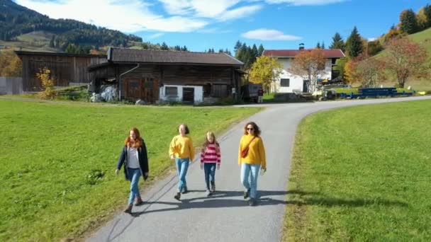 Csoport Lányok Sétálnak Úton Között Zöld Mezők Ausztriai Alpokban Napsütéses — Stock videók