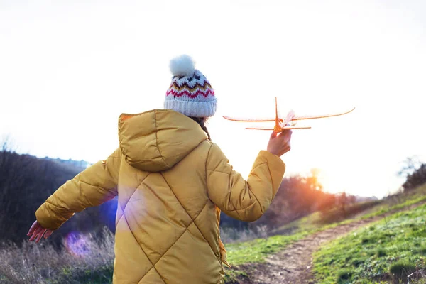 Fille Heureuse Joue Avec Avion Jouet Extérieur Vacances Amusantes — Photo