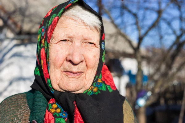 Gülümseyen Yaşlı Bir Kadının Portresi — Stok fotoğraf