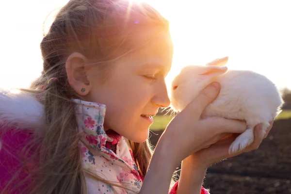 Ragazza Coniglio Sul Prato Giardino Tramonto — Foto Stock