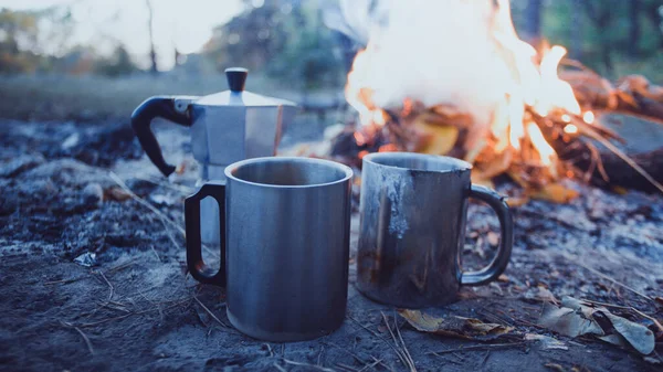 Călătorie Fericită Foc Tabără Filtru Cafea Gheizer Ceașcă Prim Plan — Fotografie, imagine de stoc