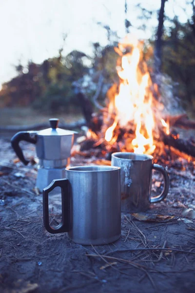 幸せな旅 前景にカップとたき火と間欠泉のコーヒーメーカー — ストック写真