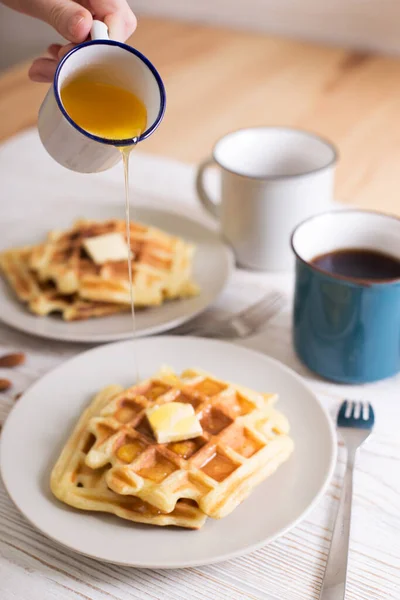Сніданок Бельгійські Вафлі Медом Чашкою — стокове фото