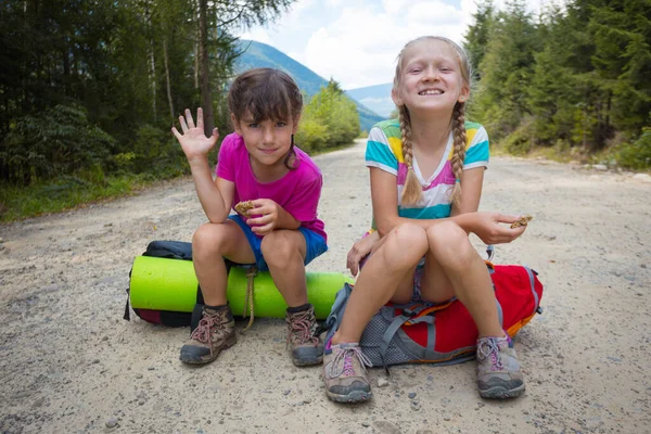 Kleine Kinder Auf Einer Wanderung Fun Mädchen Freundinnen Gehen Auf — Stockfoto