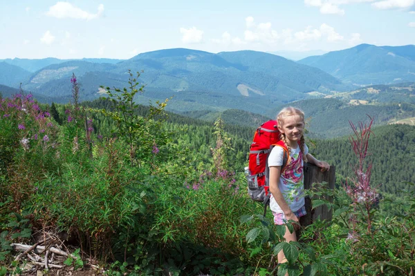 Paesaggio Ucraino Bambina Sorridente Felice Sulle Montagne Dei Carpazi Ucraina — Foto Stock