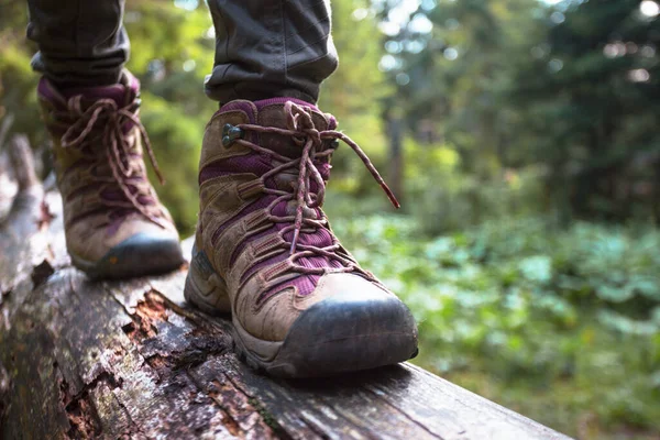 Wandelen Laarzen Close Toeristische Meisje Stappen Een — Stockfoto