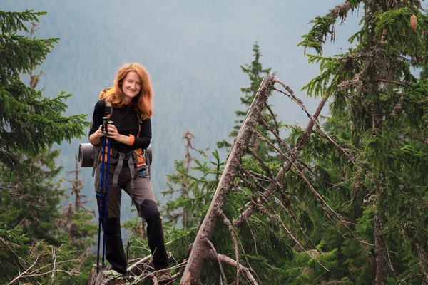 Dívka Turistka Horách Karpat Gorgany Ukraine — Stock fotografie