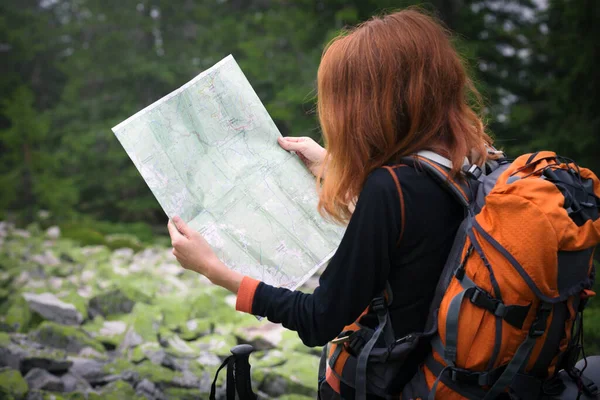 Campeggio Escursionista Ragazza Con Una Mappa Alle Montagne Dei Carpazi — Foto Stock