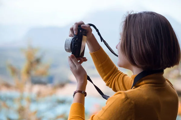 Flicka Reser Och Tar Bilder Kameran — Stockfoto