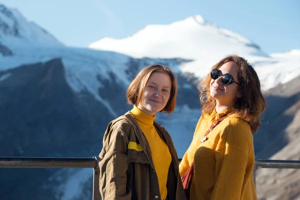 Two Happy Girls Tourists Mountain Landscape Active Lifestyl — Stock Photo, Image