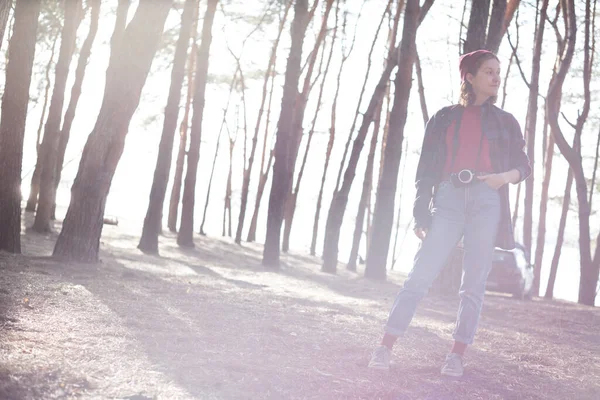 Hermosa Chica Elegante Sosteniendo Una Cámara Bosque Atardecer Tim —  Fotos de Stock