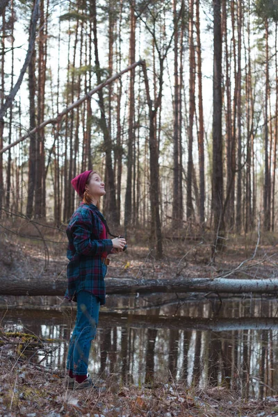 Gadis Cantik Bergaya Memegang Kamera Hutan Kondisi Liar — Stok Foto