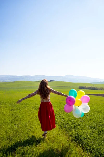 Glückliches Mädchen Auf Den Wiesen Mit Bunten Luftballons Gegen Den — Stockfoto