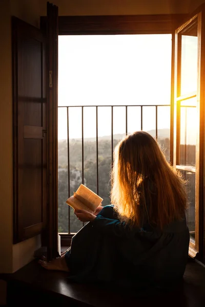 Chica Está Sentada Suelo Por Ventana Abierta Leyendo Boo — Foto de Stock