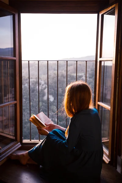 Chica Está Sentada Suelo Por Ventana Abierta Leyendo Boo — Foto de Stock