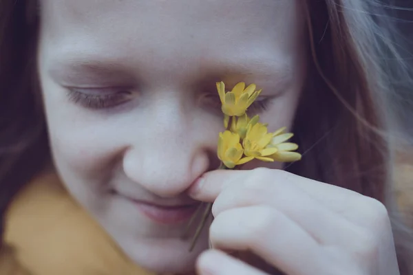 Młoda Blondynka Dziewczyna Żółtym Kwiatem — Zdjęcie stockowe