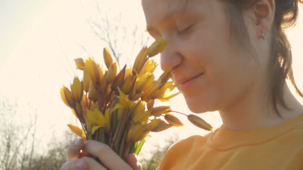 Teen Girl Tenendo Bouquet Tulipani Gialli Piedi Prato Verde Foresta — Video Stock