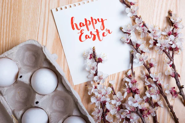 Щаслива Великодня Листівка Коробка Яйцями Гілочками Квітучого Абрикоса Дерев Яному — стокове фото