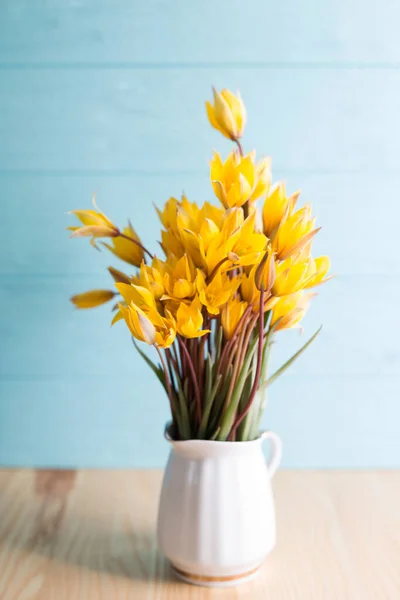 Nature Morte Belles Tulipes Jaunes Sauvages Dans Vase Vintage Sur — Photo