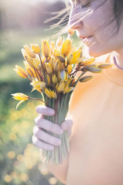 Humor Primavera Sensação Liberdade Menina Segurando Buquê Tulipa Selvagem Amarela — Fotografia de Stock