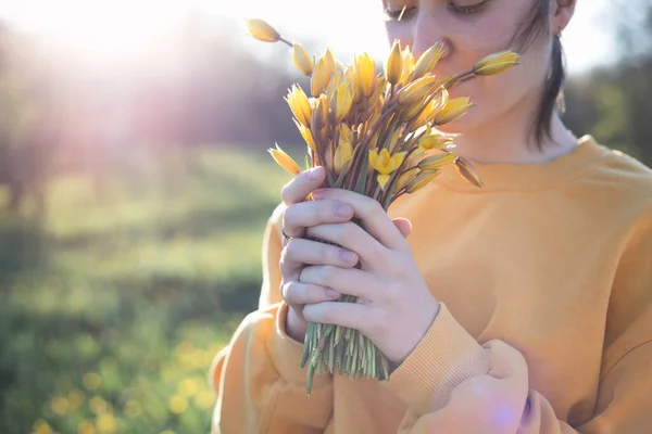 春の気分と自由の感覚 黄色の野生のチューリップの花束を持っている女の子 — ストック写真