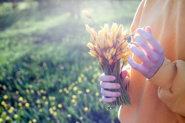 Humor Primavera Sensação Liberdade Menina Segurando Buquê Tulipa Selvagem Amarela — Fotografia de Stock