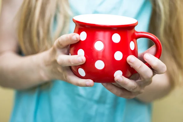 Mädchen Trinkt Milch Aus Einem Großen Roten Becher Sommer Und — Stockfoto