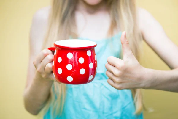 Chica Bebe Leche Una Taza Roja Grande Verano Wellnes — Foto de Stock