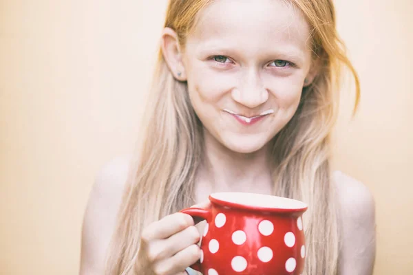 Feliz Chica Sonriente Bebe Leche Una Gran Taza Roja Verano — Foto de Stock