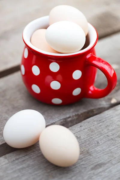 大きな赤いカップの中の鶏の卵 まだだ — ストック写真