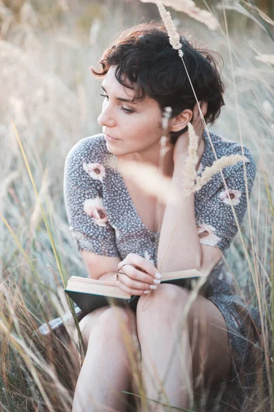 Ρετρό Στυλ Κορίτσι Διαβάζει Ένα Υπαίθριο Βιβλίο — Φωτογραφία Αρχείου