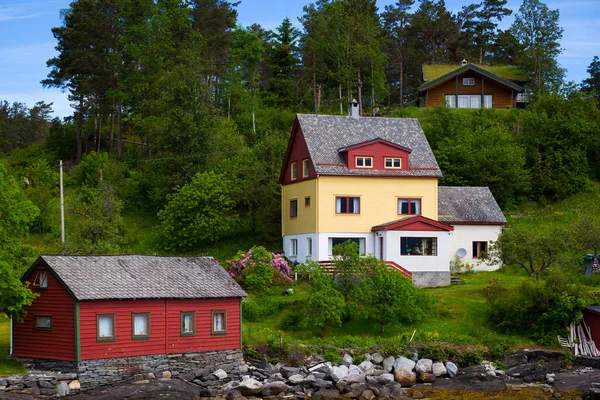 Tradicional Casa Madeira Norueguesa Para Ficar Beira Lago Montanhas Distância — Fotografia de Stock