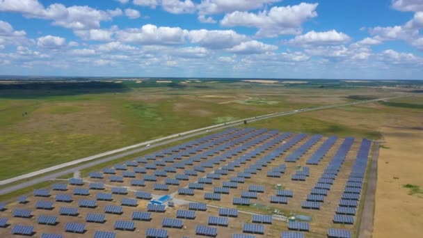 Pannelli Solari Sul Campo Con Belle Nuvole Soleggiata Giornata Estiva — Video Stock