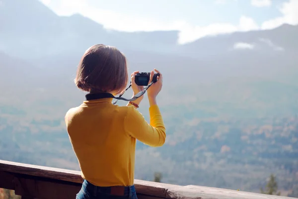 Flicka Reser Och Tar Bilder Kameran — Stockfoto