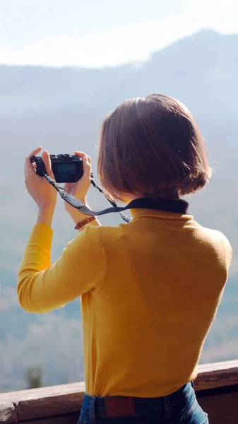Kız Seyahat Eder Kamera Önünde Fotoğraf Çeker — Stok fotoğraf