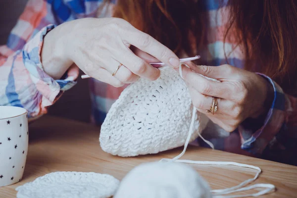 Meisje Haakwerk Een Tapijt Vrouw Breit Haak Thuis Comfort Naaldwoord — Stockfoto