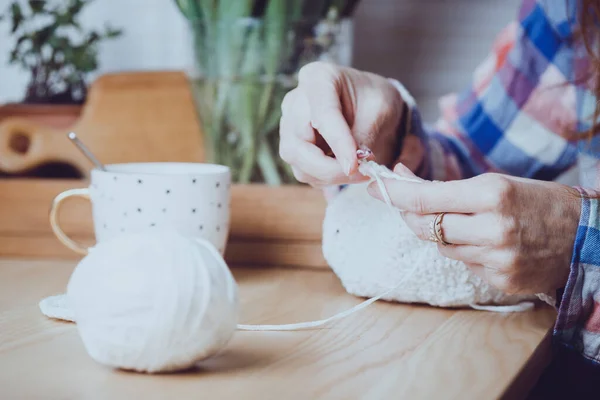 Mädchen Häkeln Einen Teppich Frau Strickt Häkeln Wohnkomfort Und Hobby — Stockfoto