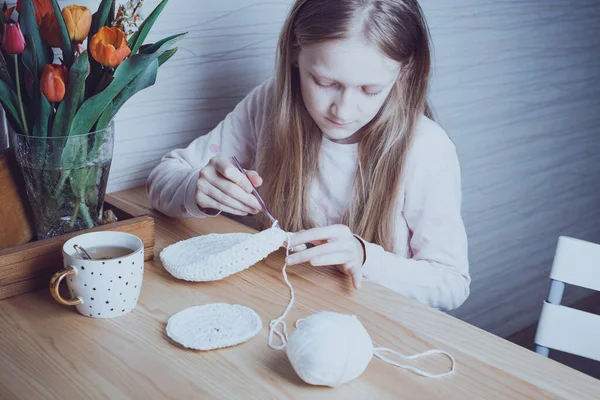 Klein Meisje Haakwerk Een Tapijt Breit Haak Vrije Tijd Hobby — Stockfoto