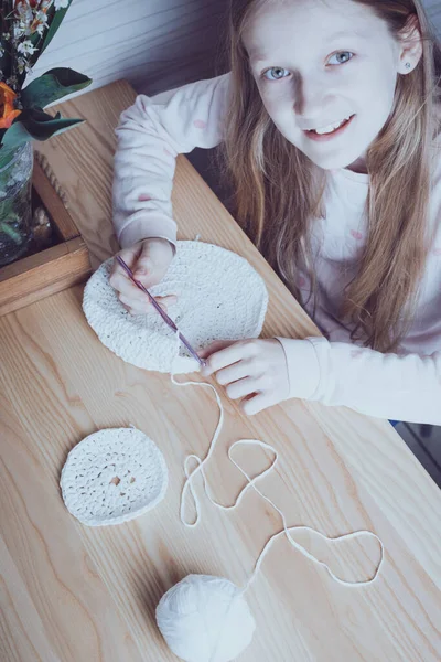 Klein Meisje Haakwerk Een Tapijt Breit Haak Vrije Tijd Hobby — Stockfoto