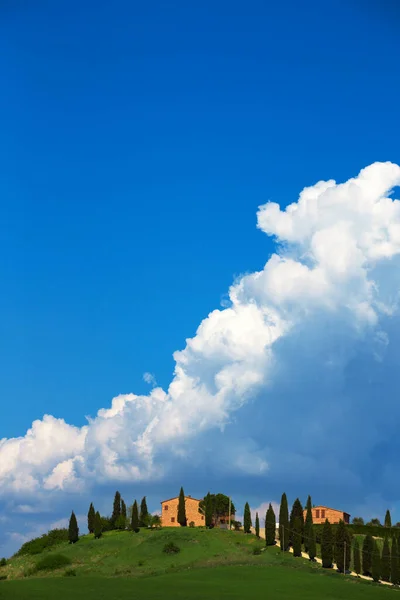 Paisaje Toscano Con Casa Antigua Cipreses Día Soleado Provincia Siena —  Fotos de Stock